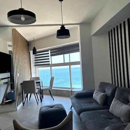 Beachfront Apartment Бат Ям Екстериор снимка