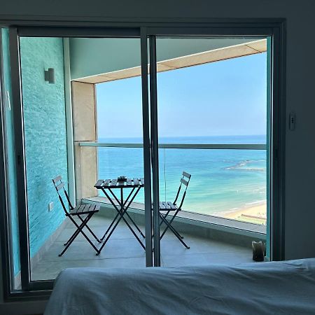 Beachfront Apartment Бат Ям Екстериор снимка