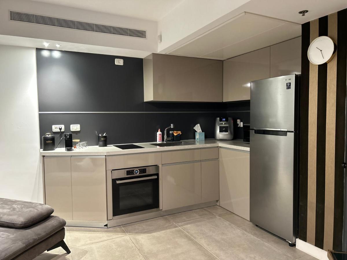 Beachfront Apartment Бат Ям Екстериор снимка