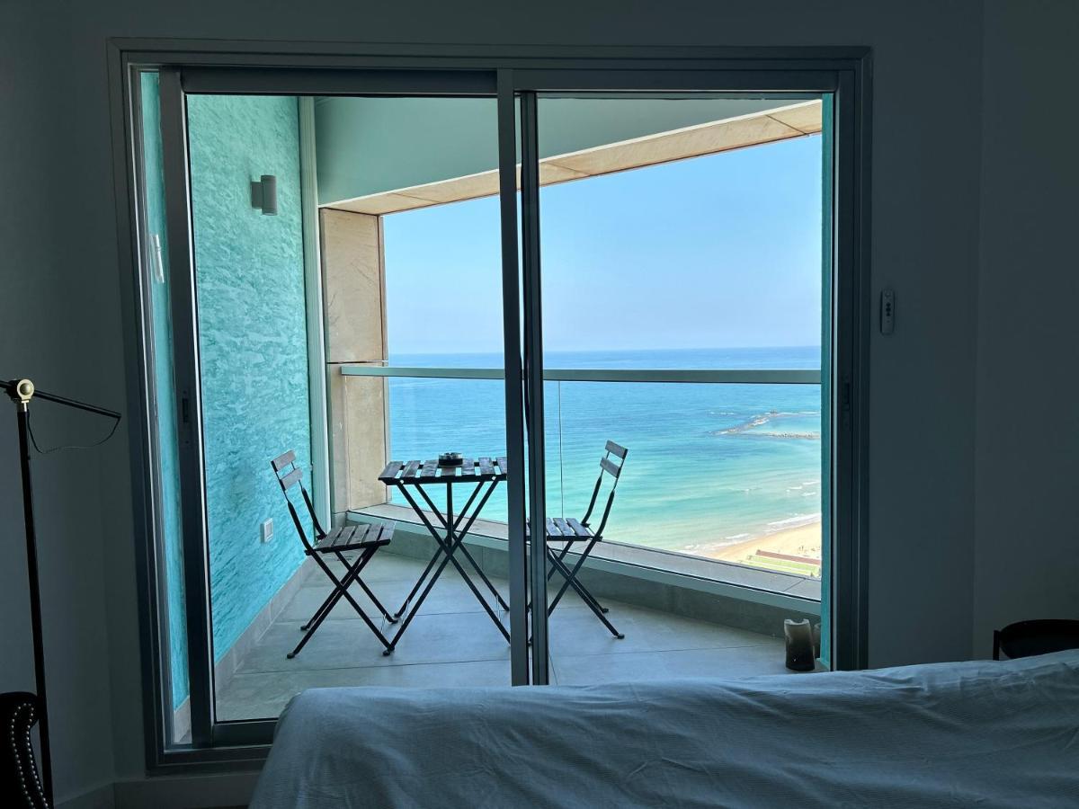 Beachfront Apartment Бат Ям Екстериор снимка